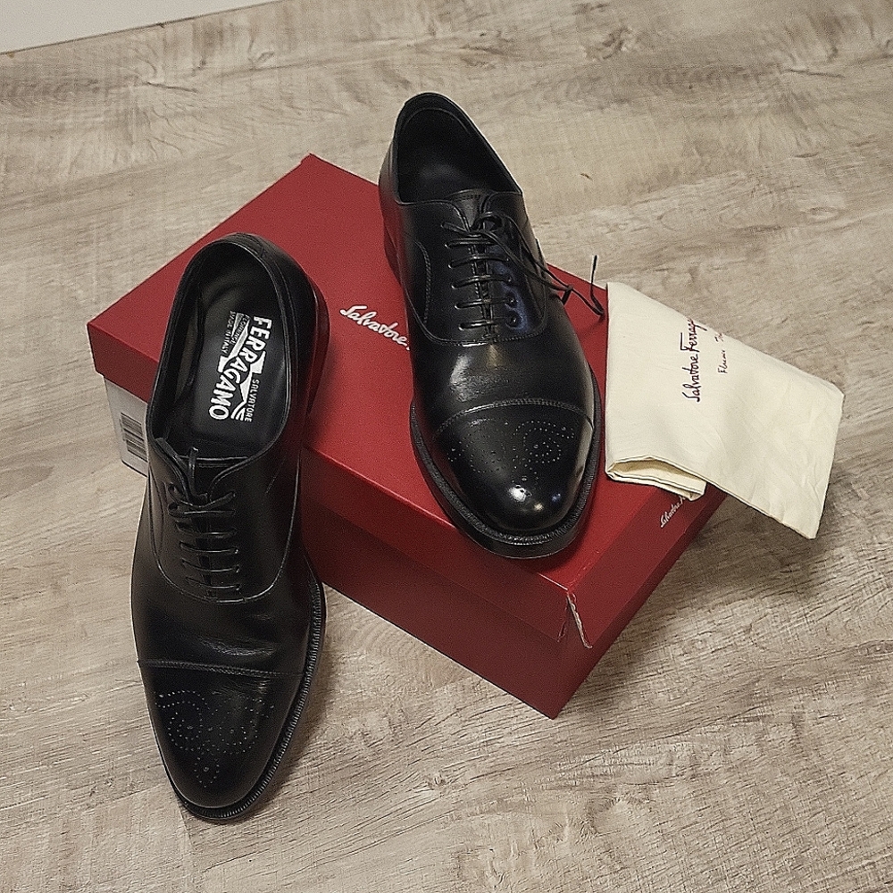 GOYA Black leather Salvatore Ferragamo captoe brogue Oxford. Size 10M US / 33 EU